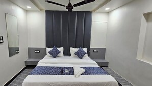 华丽双人房, 城市景观 | 客房内保险箱、办公桌、笔记本电脑工作区、熨斗/熨衣板