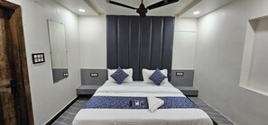 Deluxe-Doppelzimmer, Stadtblick | Zimmersafe, Schreibtisch, laptopgeeigneter Arbeitsplatz