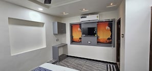 Deluxe Double Room, City View | Peti besi dalam bilik, meja, ruang kerja komputer riba 