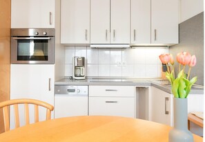 Wasserkocher mit Kaffee-/Teezubehör, Kühlschrank, Mikrowelle, Ofen