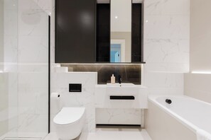 Shower, shampoo - Modern Parkside Flat with Balcony in Kilburn (Greater London)