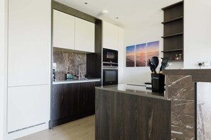 Coffee/tea maker, fridge, microwave, oven - Modern Parkside Flat with Balcony in Kilburn (Greater London)
