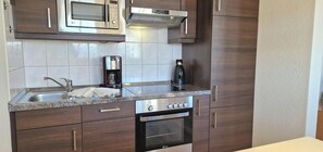 Wasserkocher mit Kaffee-/Teezubehör, Kühlschrank, Mikrowelle, Ofen