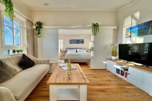 Una Smart TV, una mesa de tenis de mesa