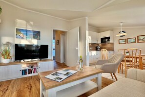 Una Smart TV, una mesa de tenis de mesa