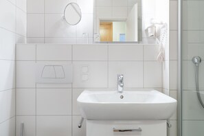 Bathroom - Ferienwohnung Seepark Sellin mit AHOI Badewelt & Balkon (Sellin)