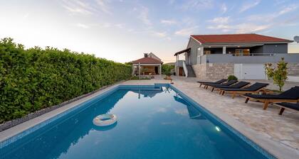 Pool Villa Marija