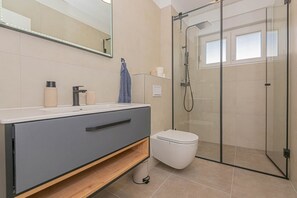 Standard Villa, 3 Bedrooms, 2 Bathrooms (Pool Villa Pomalo) | Bathroom - Pool Villa Pomalo (Vodice)