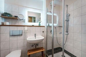 Dusche, Haartrockner, Handtücher