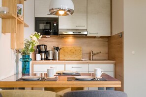 Wasserkocher mit Kaffee-/Teezubehör, Kühlschrank, Mikrowelle, Herdplatte