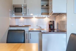 Wasserkocher mit Kaffee-/Teezubehör, Kühlschrank, Mikrowelle, Herdplatte