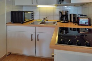 Wasserkocher mit Kaffee-/Teezubehör, Kühlschrank, Mikrowelle, Herdplatte