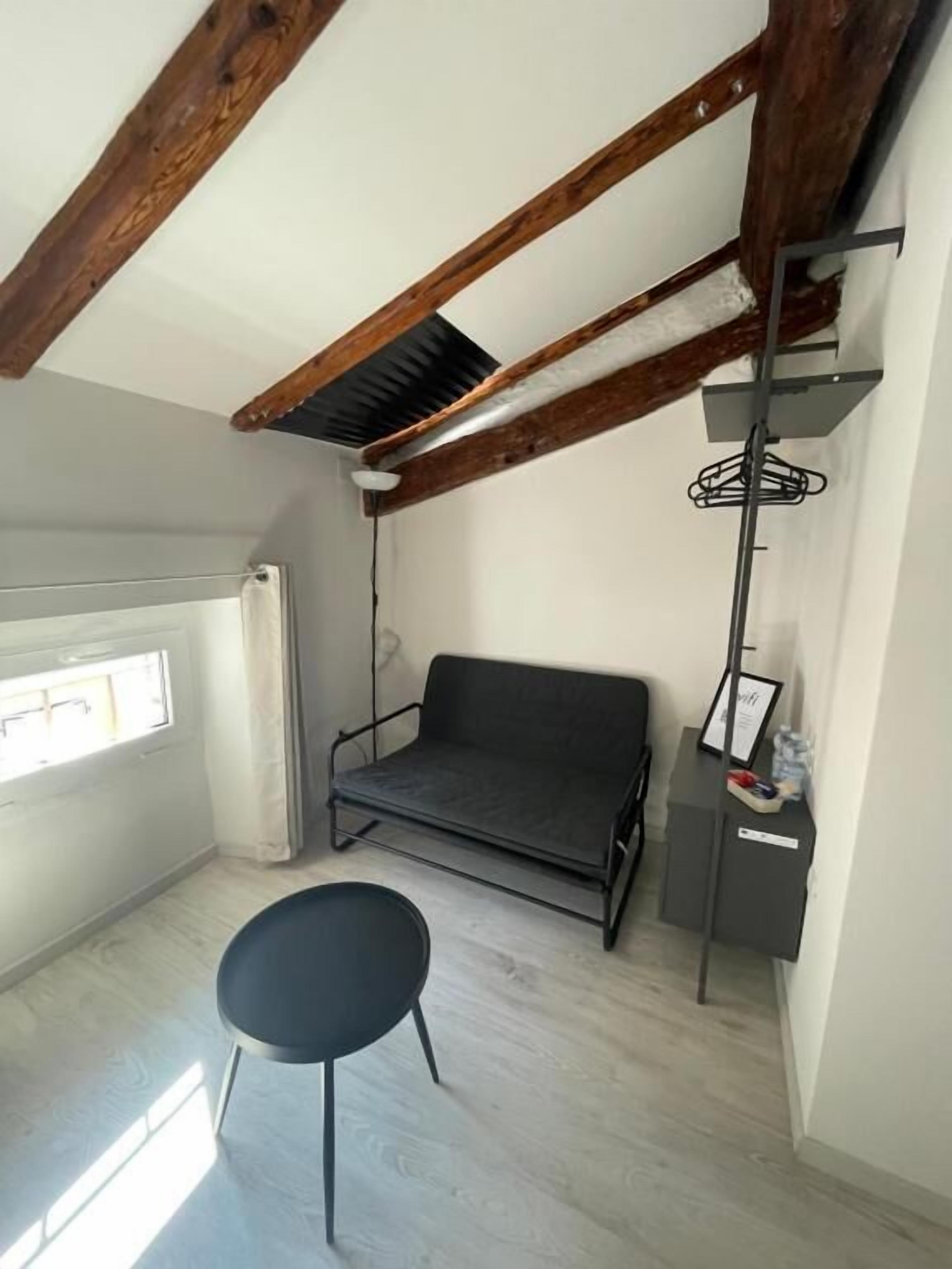 Double Room, City View | Living area