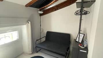 Double Room, City View | Living area