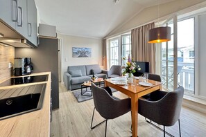 Wasserkocher mit Kaffee-/Teezubehör, Kühlschrank, Mikrowelle, Herdplatte