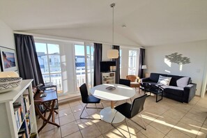 Living area - Ferienwohnung mit Balkon in sonniger Süd-West-Lage in Sellin (Sellin)