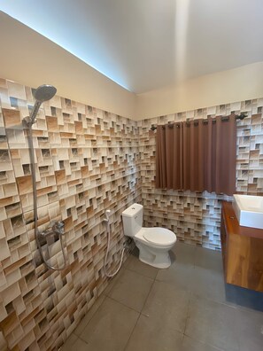 Bungalow Deluxe, balcone | Bagno | Doccia, asciugamani, sapone, shampoo