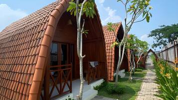 Bungalow superior, balcón | Escritorio, wifi gratis, ropa de cama