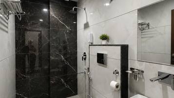 Superior tweepersoonskamer | Badkamer | Een douche, pantoffels, handdoeken, zeep