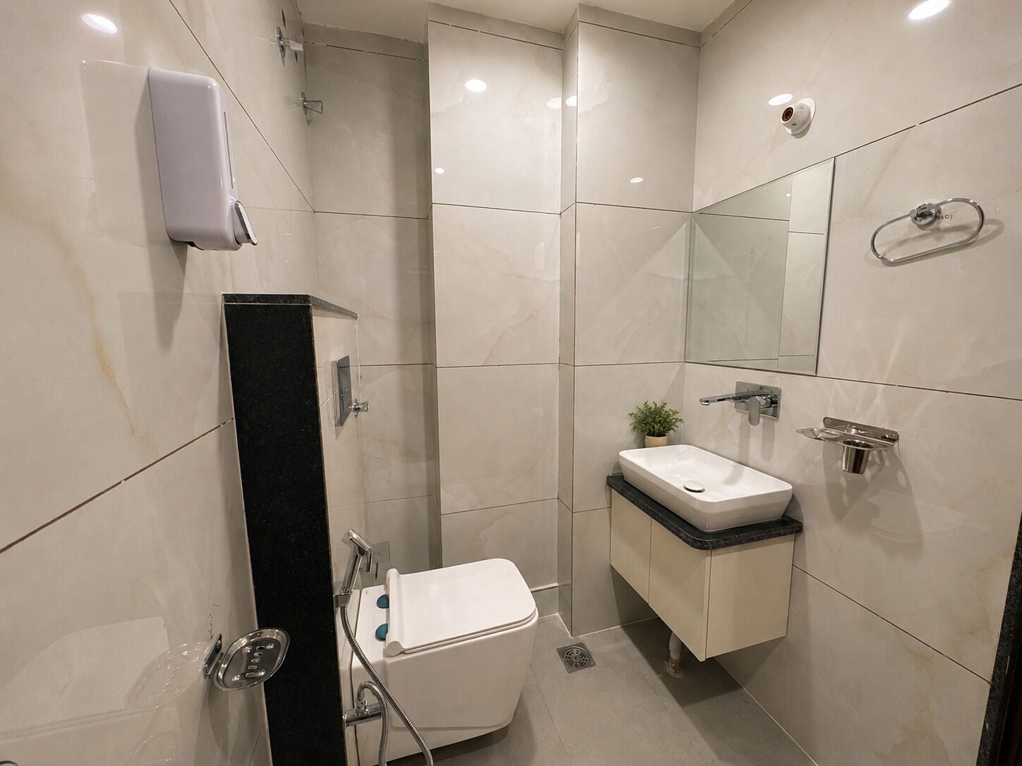Ein modernes Badezimmer mit Toilette, Waschbecken und Dusche.