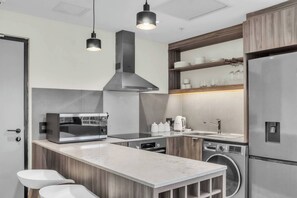 Kühlschrank, Mikrowelle, Ofen, Herdplatte