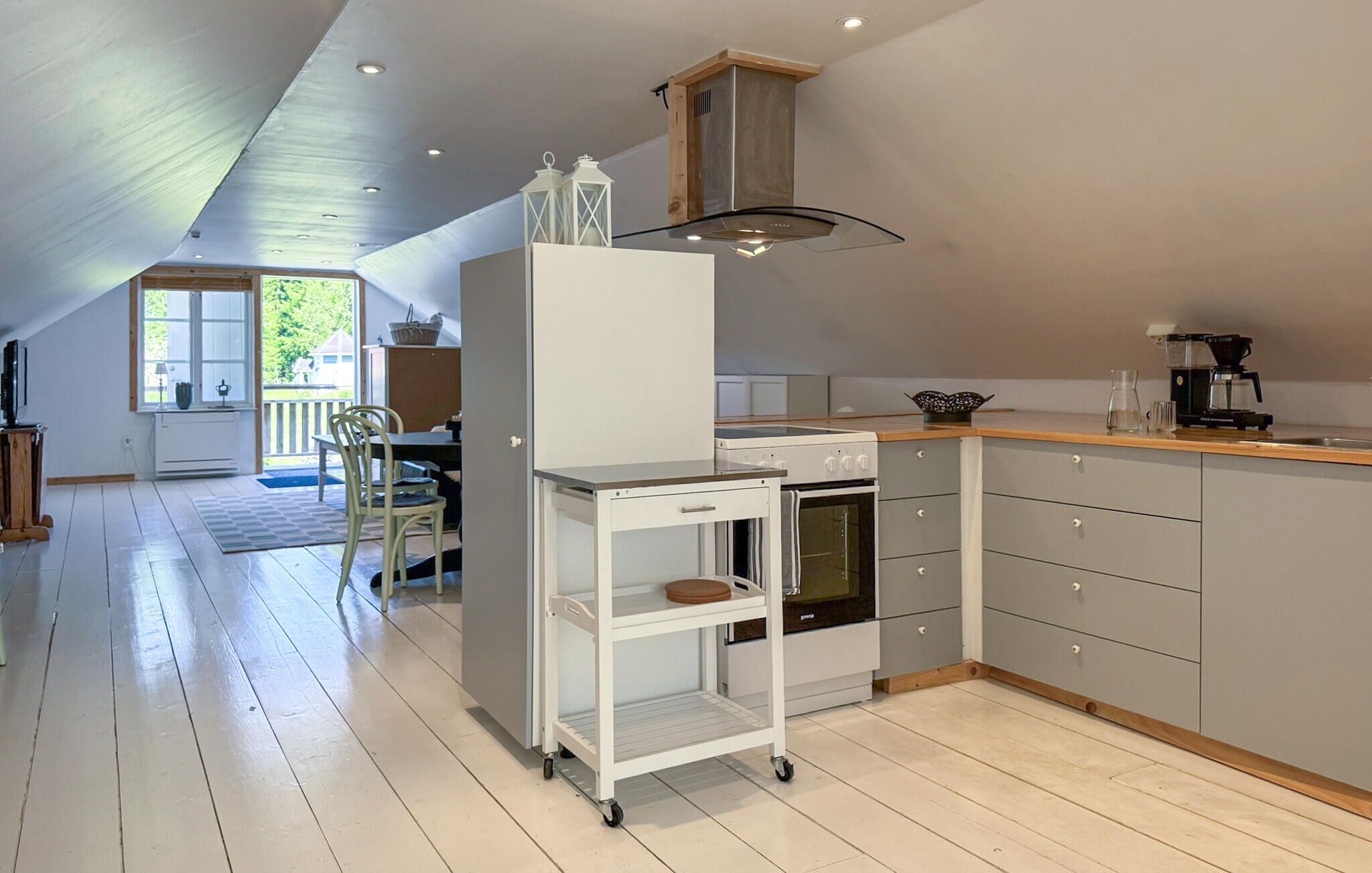 Coffee/tea maker, fridge, microwave, stovetop