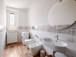 Shower, hair dryer, bidet, towels - Orchidea Studio Apartment: the perfect starting point for exploring Umbria. (Terni)