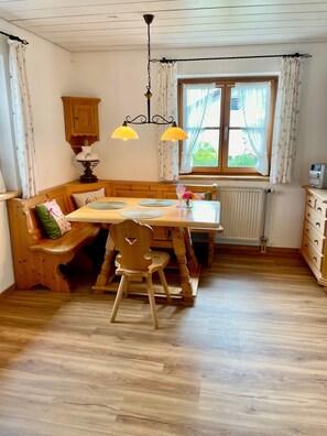 Dining - Apartment 'Schmuckkastl' with Private Terrace, Shared Garden and Wi-Fi (Schäftlarn)