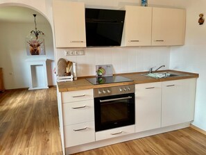 Private kitchen - Apartment 'Schmuckkastl' with Private Terrace, Shared Garden and Wi-Fi (Schäftlarn)