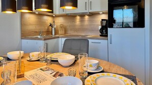 Wasserkocher mit Kaffee-/Teezubehör, Kühlschrank, Mikrowelle, Ofen