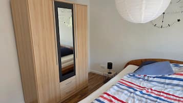Iron/ironing board, WiFi, bed sheets