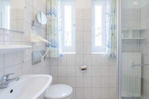 Bathroom - Moderne strandnahe Ferienwohnung in Sellin mit Balkon (Sellin)