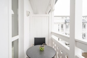 Outdoor dining - Moderne strandnahe Ferienwohnung in Sellin mit Balkon (Sellin)