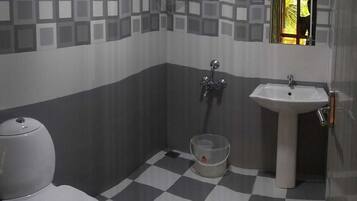 Habitación Premium con 1 cama doble o 2 individuales | Baño | Ducha, toallas, jabón y papel higiénico
