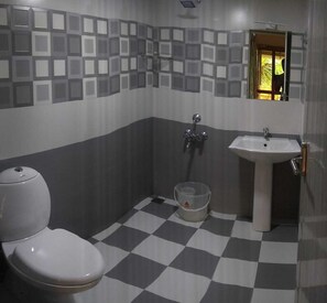 Premium kamer, 1 twee- of 2 eenpersoonsbedden | Badkamer | Een douche, handdoeken, zeep, toiletpapier