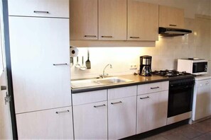 Wasserkocher mit Kaffee-/Teezubehör, Kühlschrank, Mikrowelle, Ofen