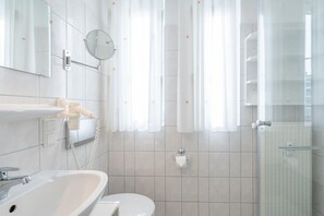 Bathroom - Kompakte Ferienwohnung im Seepark Sellin mit Balkon (Sellin)