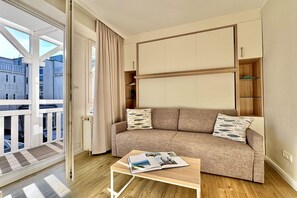 Ein modernes Wohnzimmer mit einer Couch, einem Couchtisch und Einbauschränken.