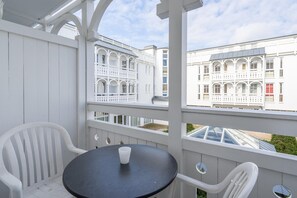 Outdoor dining - Ferienwohnung für Zwei in Sellin mit Balkon und WLAN (Sellin)