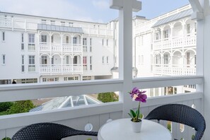 Outdoor dining - Ferienwohnung im Seepark Sellin mit Balkon und Infrarotsauna (Sellin)