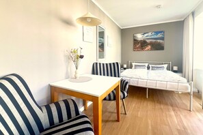 Room - Stylische Ferienwohnung für Zwei mit Balkon im Seepark Sellin (Sellin)