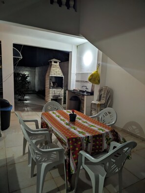 Outdoor dining - Premium retreat with private pool in Arembepe (Abrantes)