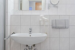 Bathroom - Helle Ferienwohnung mit Balkon im Seepark Sellin (Sellin)