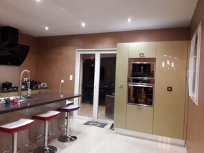 Private kitchen - 15-square-meter room, near the Airbus Helicopters facility in Marignane (Les Pennes-Mirabeau)