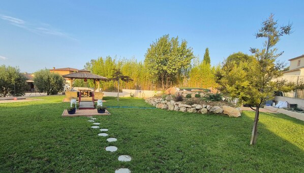 Property grounds - 15-square-meter room, near the Airbus Helicopters facility in Marignane (Les Pennes-Mirabeau)