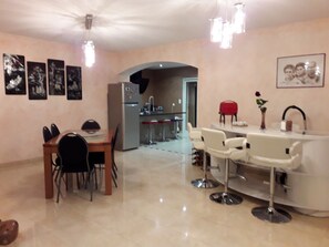 Dining - 15-square-meter room, near the Airbus Helicopters facility in Marignane (Les Pennes-Mirabeau)