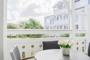 Outdoor dining - Helle und gemütliche Ferienwohnung mit Balkon in Sellin (Sellin)