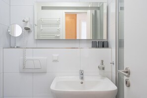 Bathroom - Ferienwohnung mit großem Balkon im Seepark Sellin (Sellin)