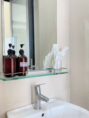 Double Room, Beach View | Bathroom - Shin HomeStay Vung Tau (Vung Tau)