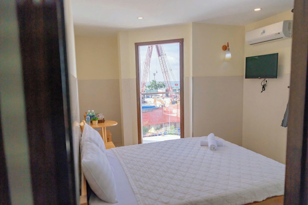 Habitación doble superior, terraza, vistas a la playa | Minibar, escritorio, tabla de planchar con plancha y wifi gratis
